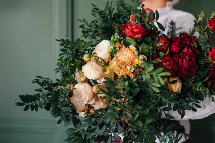How to Choose and Care for Christmas Flowers and Wreaths